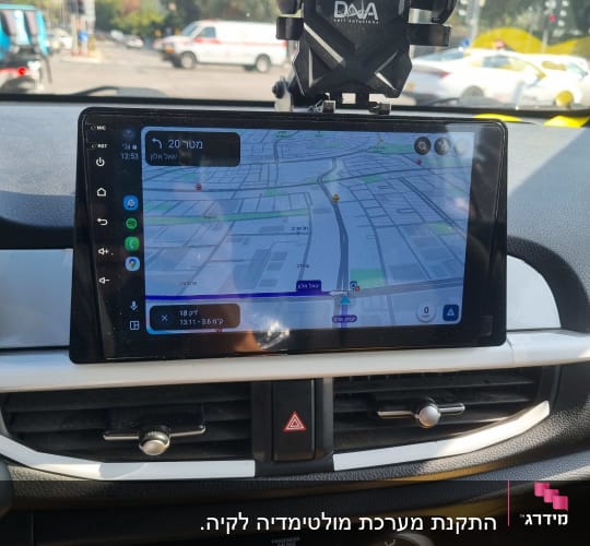 מערכת ניווט ברכב עם מסך תצוגה